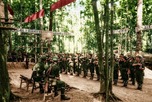 1968年6月20日马来亚民族解放军在丛林根据地隆重举行“六二〇”抗英民族解放战争二十周年纪念升旗典礼、刺杀战术演练、实弹射击与文艺汇演历史实照（第9帧）