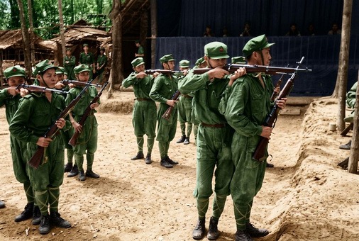 1968年6月20日马来亚民族解放军在丛林根据地隆重举行“六二〇”抗英民族解放战争二十周年纪念升旗典礼、刺杀战术演练、实弹射击与文艺汇演历史实照（第12帧）