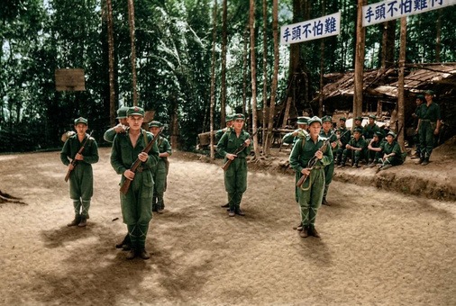 1968年6月20日马来亚民族解放军在丛林根据地隆重举行“六二〇”抗英民族解放战争二十周年纪念升旗典礼、刺杀战术演练、实弹射击与文艺汇演历史实照（第14帧）