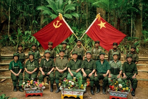 1970年代后期至1980年代马来亚民族解放军各支队指战员在边境丛林根据地高举马共党旗与军旗整装合影历史实照（第9帧）
