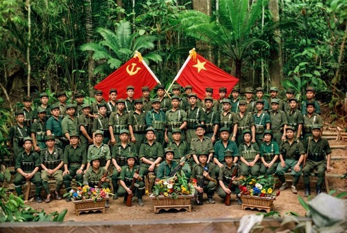 1970年代后期至1980年代马来亚民族解放军各支队指战员在边境丛林根据地高举马共党旗与军旗整装合影历史实照（第10帧）