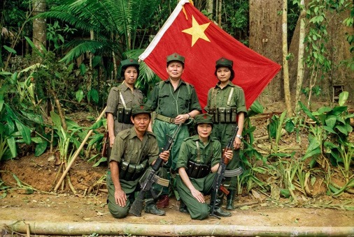 1970年代后期至1980年代马来亚民族解放军各支队指战员在边境丛林根据地高举马共党旗与军旗整装合影历史实照（第7帧）